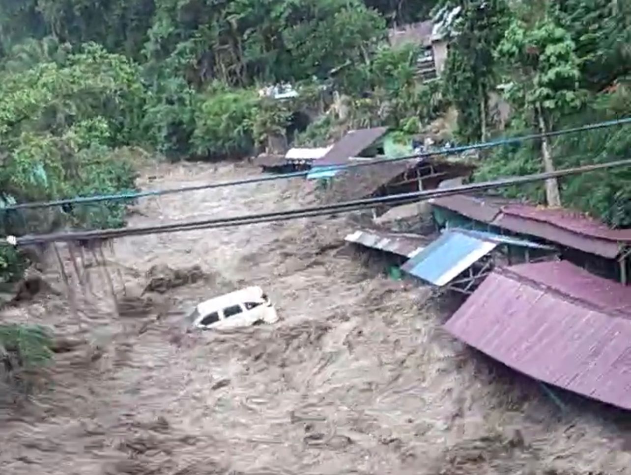 Tangkapan layar satu unit mobil hanyut saat banjir bandang yang terjadi di Sibolangit, Deli Serdang, Sumut, Ahad (30/4/2023).