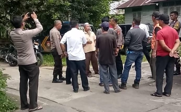 Kapolsek Kuantan Mudik, AKP Fery Fadillah SH saat berbincang dengan tokoh masyarakat di Desa Lubuk Terentang, Kecamatan Gunung Toar, Rabu (3/5/2023).