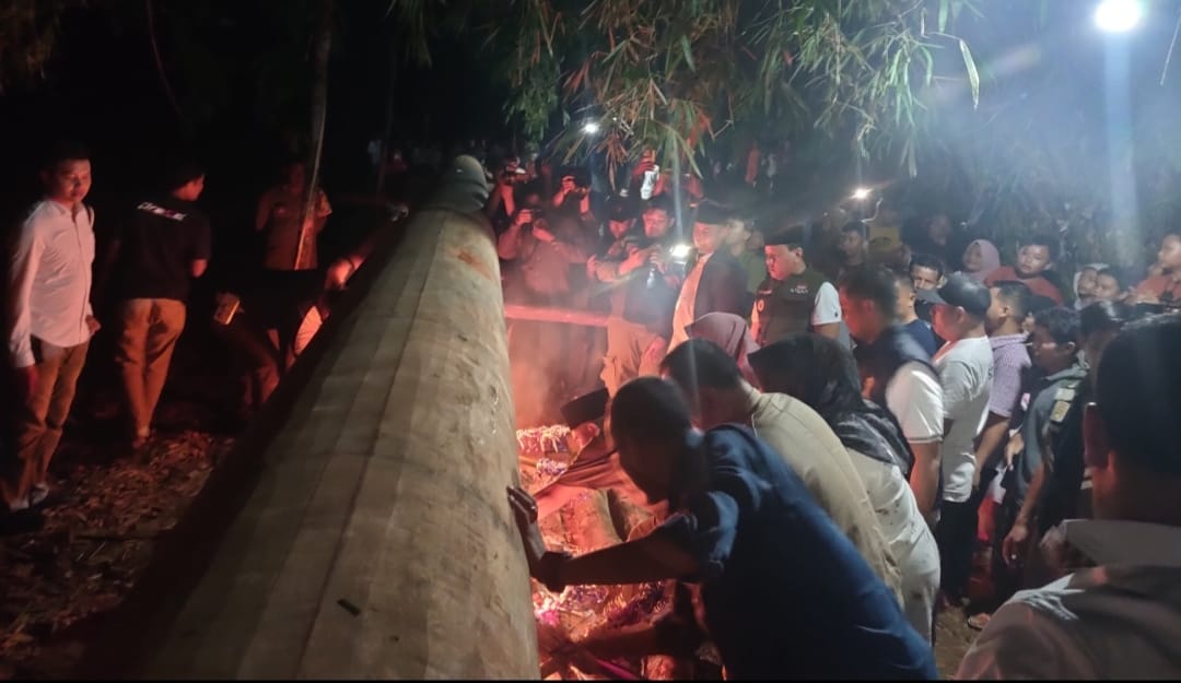 Plt bupati Kuansing, Drs H Suhardiman Amby Ak MM saat melayur jalur Pendekar Hulu Bukit Tabandang, Desa Lubuk Ambacang, Selasa (9/5/2023) malam.
