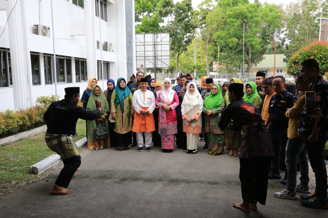 Salah satu bacalon DPD Sewitri resmi mendaftar ke KPU Riau, di Jalan Gajah Mada, Jumat (12/5/2023).