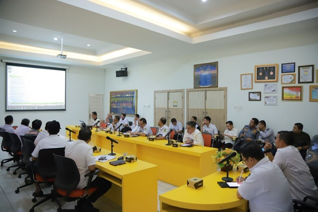 Kadispora Riau H Boby Rachmat SSTP MSi (kanan)  didampingi Kabid Peningkatan Prestasi Olahraga Dispora Riau Rinov Eka Mondrie saat memimpin rapat terkait pembiayaaan Porwil XI di Aula Dispora Riau Jalan Sutomo Pekanbaru, Rabu (17/5/2023).