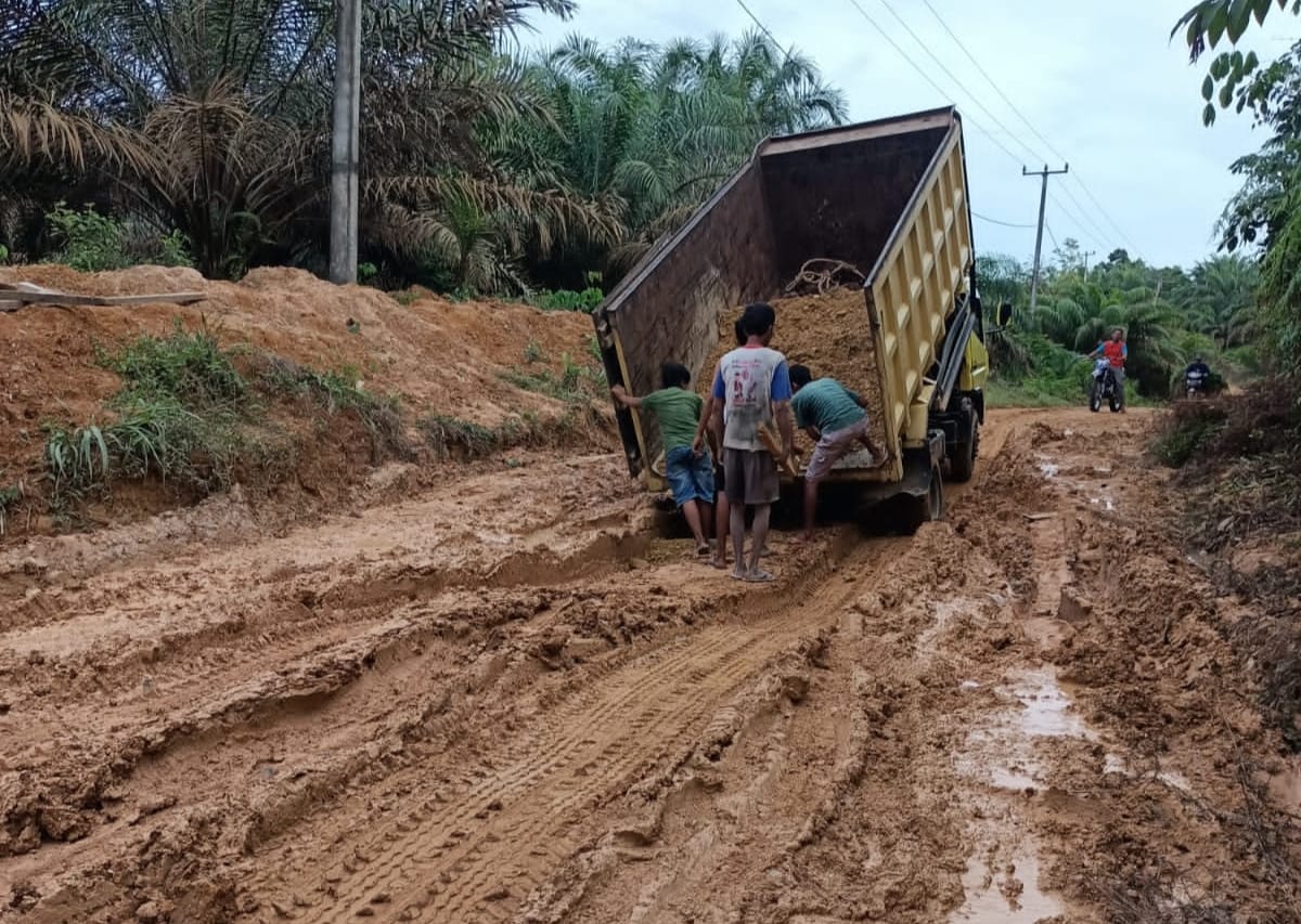 Salah satu ruas jalan rusak parah di Provinsi Riau, tepatnya di Kabupaten Kuansing, foto Desember 2022 lalu.