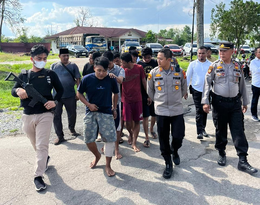 Kapolres Bengkalis AKBP Setyo Bimo Anggoro menggelandang tersangka sebelum menggelar pers rilis pengungkapan kasus pencurian kabel milik PT PHR di Halaman Mapolsek Mandau, Senin (22/5/2023).