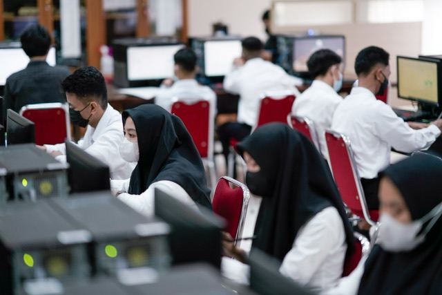 Sejumlah mahasiswa mengikuti seleksi ujian berbasis komputer pada penerimaan mahasiswa baru Jalur Beasiswa Bidikmisi Bhakti Negeri Provinsi Riau tahun 2022 lalu.
