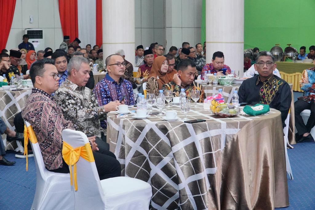 Pisah sambut Pj Bupati Kampar Muhammad Firdaus SE MM dengan mantan Pj Bupati Kampar Dr H Kamso MM di Aula Rumah Dinas Bupati Kampar Bangkinang, Rabu malam (24/5/2023).