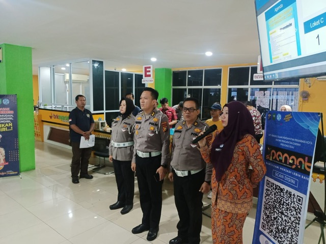Kasubdit Regident Ditlantas Polda Riau AKBP Ruri Prastowo (dua dari kiri) saat memimpin kegiatan menyanyikan lagu kebangsaan Indonesia Raya di Samsat Gajah Mada, Pekanbaru, Kamis (25/5/2023).