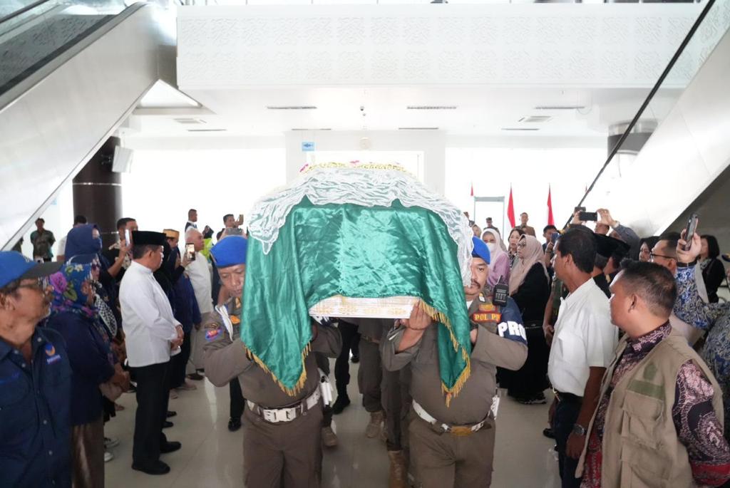 Jenazah Norbaiti, istri Gubernur Kaltim Isran Noor tiba di Samarinda dari Jakarta jelang dimakamkan di rumah pribadi di Samarinda, Kalimantan Timur, Kamis (25/5/2023) siang,