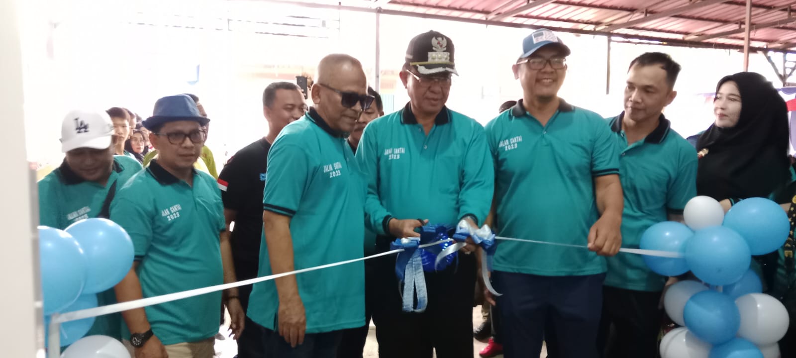 Bupati Inhil HM Wardan memotong pita menandai peresmian kantor baru Posmetro Indragiri (PI) didampingi CEO Riau Pos Grup (RPG) Ahmad Dardiri dan ketua PWI Pusat Atal S Depari serta Direktur PI Indra Efendi, bersempena HPN Tingkat Provinsi Riau di Tembilah