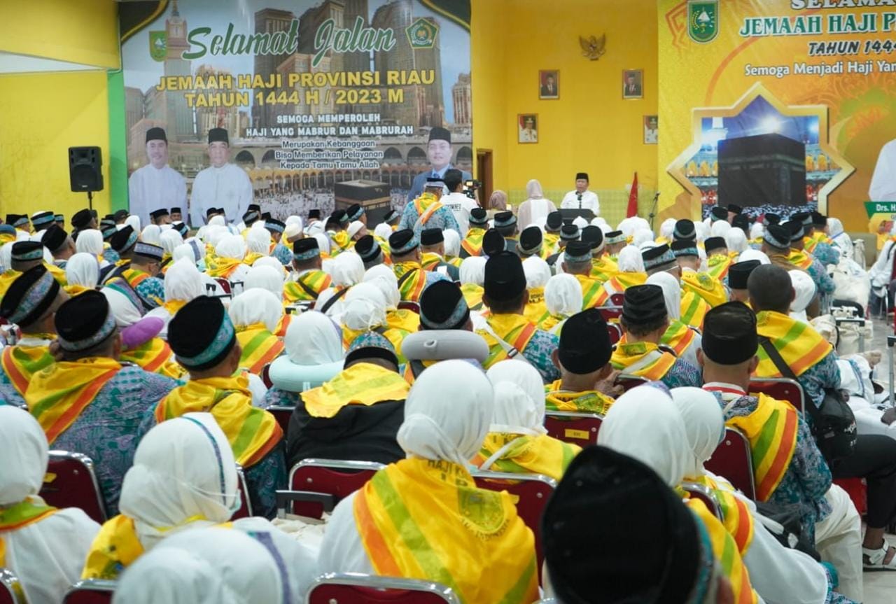 Bupati Rohul H Sukiman memberikan pengarahan saat melepas JCH Rohul Kloter 12 BTH dari Asrama Haji Antara Pekanbaru menuju Bandara Hang Nadim Batam, Rabu (31/5/2023) dini hari.