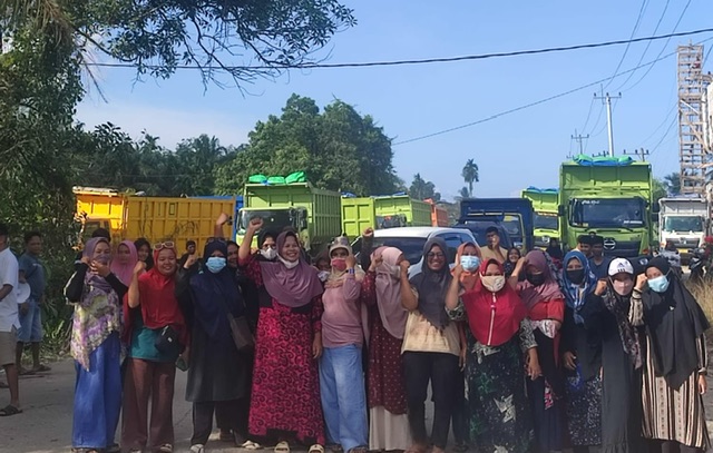 Emak-emak dari Desa Semelinang Darat dan Desa Pandan Wangi menggelar aksi unjuk rasa hingga mengakibatkan antrean mobil truk angkutan batu bara mencapai 3 KM, di wilayah Indragiri Hulu, Riau, Rabu (31/5/2023).