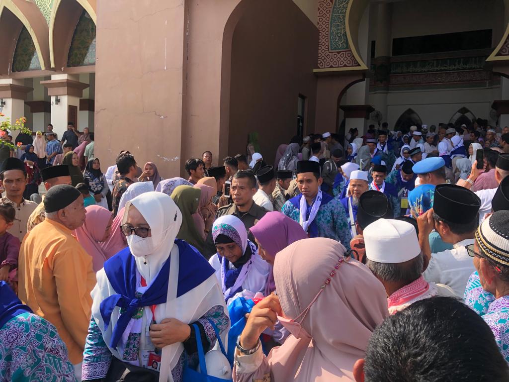 JCH Siak berjumlah 205 orang dilepas Bupati Alfedri, dari Masjid Islamic Centre Siak  menuju Embarkasi Antara Riau di Pekanbaru pada Jumat (2/6/2023).