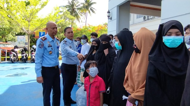 Kepala Imigrasi Kelas I Dumai Rejeki Putra Ginting melakukan pendataan sebelum memberangkatkan 29 WNA ke Rudenim Pekanbaru dari Kota Dumai, Selasa (6/6/2023).