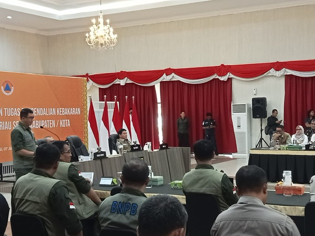 Kepala BNPB Letjen TNI Suharyanto saat memberikan arahan pencegahan Karhutla di gedung daerah Riau, Rabu (7/6/2023).