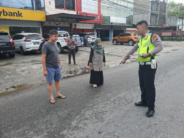 Unit Laka Satlantas Polresta Pekanbaru saat melakukan olah TKP kecelakaan di Jalan Riau, Pekanbaru, Rabu (7/6/2023).