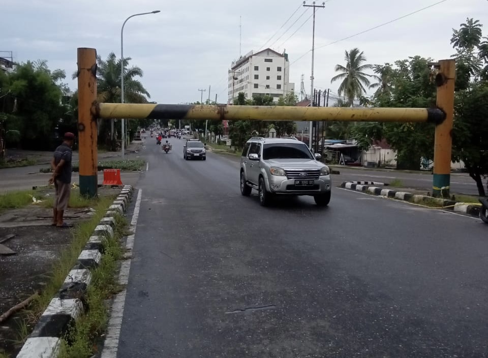 Besi Portal yang berada di Jembatan Siak 1 atau leighton di Jalan Yos Sudarso Rumbai yang patah ditabrak truk pada Senin (5/6/2023) malam kemarin sudah diperbaiki dan sudah tampak terpasang, Rabu (7/6/2023).