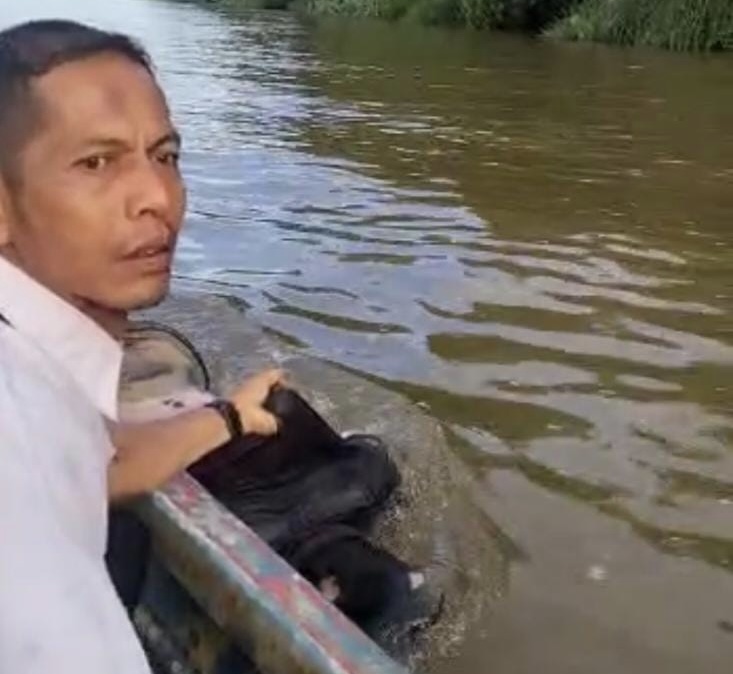 Tangkapan layar video evakuasi jenazah Mahasiswa PCR yang tenggelam di Pulau Cinta, Teluk Jering, Kampar, Riau, Rabu (7/6/2023).