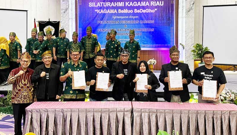 Pengurus Cabang Kagama usai menandatangani surat keputusan kepengurusan di Hotel Royal Asnof Pekanbaru, SabtuÂ (10/6/2023).