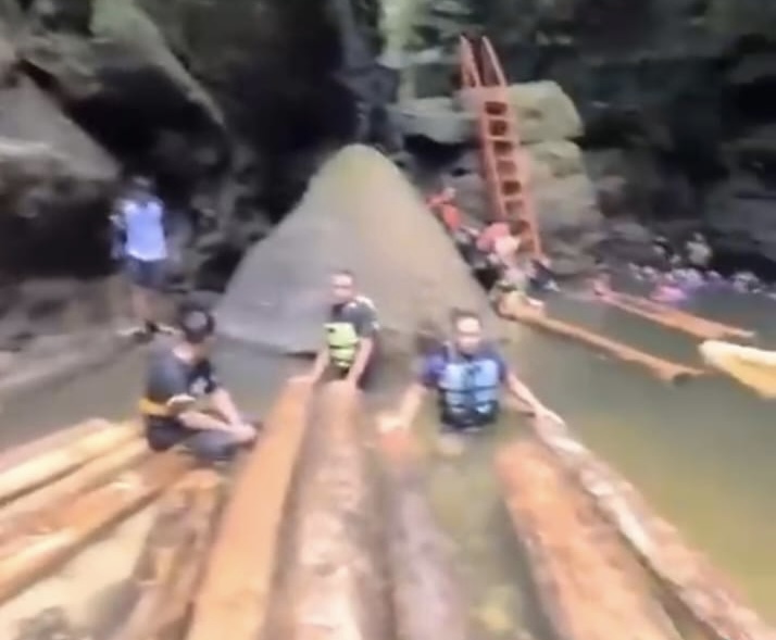 Tangkapan layar video viral terkait diduga kayu illegal logging yang dihanyutkan di sungai di kawasan Objek Wisata Gulamo, XIII Koto Kampar, Kampar, Riau, baru-baru ini.