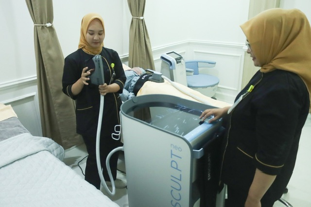 Ners Omoni Clinic Pekanbaru tampak mengoperasikan Emsculpt Neo Pertama di Sumatera dan Kursi Emsella yang terletak di Jalan Durian Nomor 80B, Labuh Baru Timur, Kecamatan Payung Sekaki, Kota Pekanbaru, pekan kedua Juni 2023.