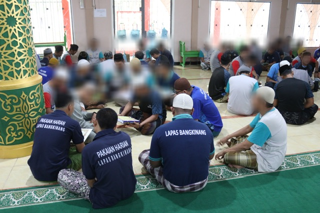 Warga binaan mengikuti belajar tahsin Al-Qur&rsquo;an di Lapas Bangkinang, Selasa (13/6/2023).