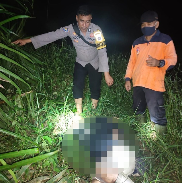 Personil Polsek Rengat Barat dan personil KPBD Inhu saat menemukan jasad Amir di areal perkebunan warga di Desa Redang, Rengat Barat, Inhu, Selasa (20/6/2023).