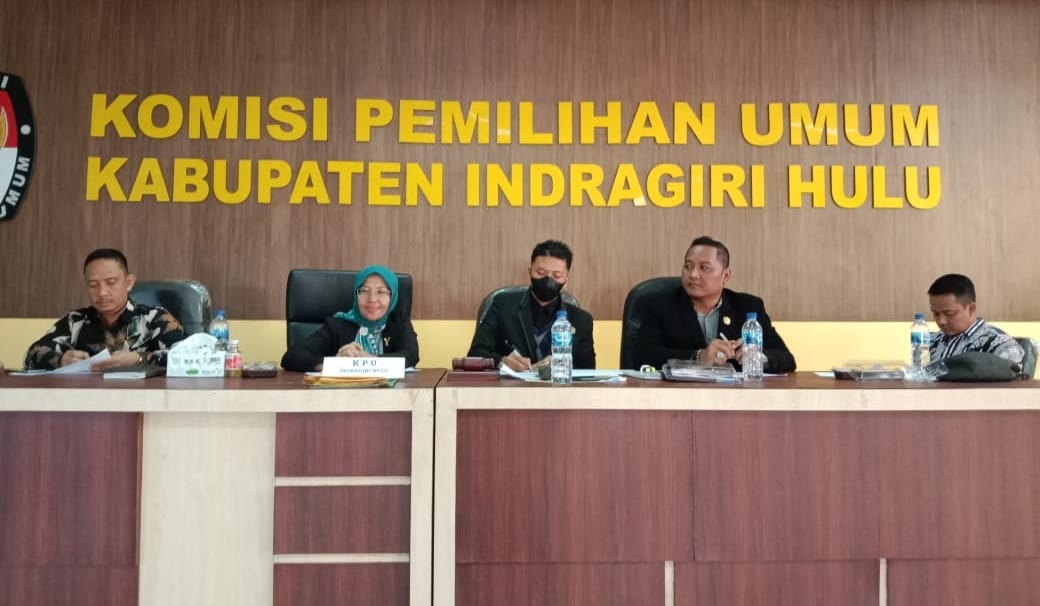 Ketua KPU Inhu, Yenni Mairida SE MM didampingi komisioner pada rapat pleno terbuka tentang penetapan rekapitulasi DPT Pemilu 2024 di aula KPU Inhu, Selasa (20/6/2023).