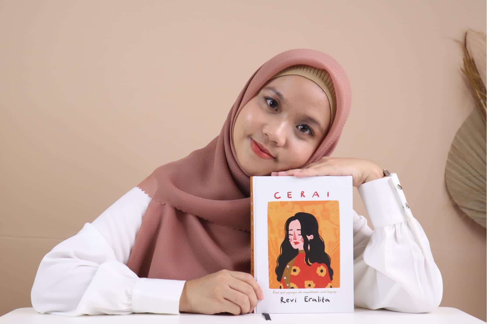Penulis Novel Revi Eralita