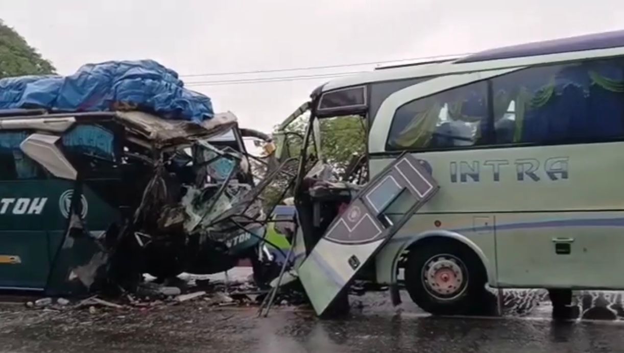 Dua bus yang mengalami kecelakaan di Jalan Lintas Riau-Sumut, Km 14 Bagan Batu, Kecamatan Bagan Sinembah, Kabupaten Rokan Hilir, Jumat (23/6/2023)