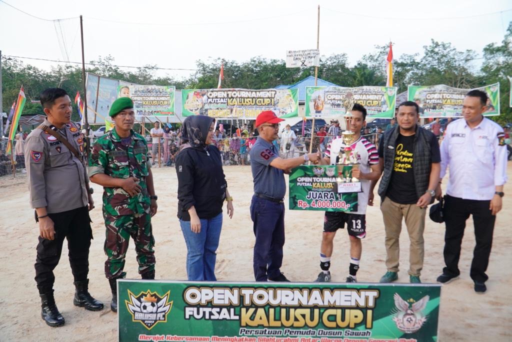Pj Bupati Kampar Muhammad Firdaus menyerahkan hadiah kepada pemenang turnamen Futsal Kalusa Cup I di  lapangan Futsal Kalusu, Desa Sawah, Kecamatan Kampar Utara, Kabupaten Kampar, Selasa  (27/6/2023).