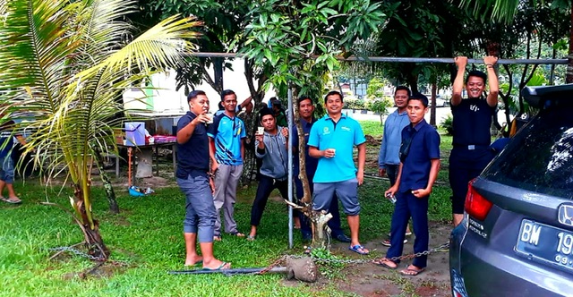Staf Kantor Kemenag Kota Pekanbaru melaksanakan gotong royong dalam rangka persiapan penyembelihan hewan kurban Goro Persiapan Penyembelihan Hewan kurban, Selasa (27/6/2023).