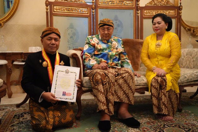 Sekda Kuansing H Dedy Sambudi SKep SKM MKes saat penganugerahan dari Kanjeng Soesoehoenan Pakoe Boewono XIII sebagai Kanjeng Raden Tumenggung, di Keraton Surakarta Solo, Selasa (18/7/2023) malam.