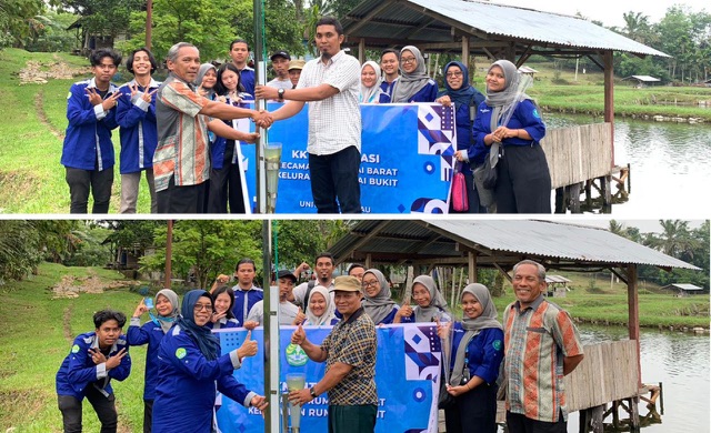 Tim Dosen Pembimbing Lapangan bersama Mahasiswa KKN Terintegrasi Unri menyerahkan alat sedimentrap kepada mitra KKN Kelurahan Rumbai Bukit, Pekanbaru, Kamis (20/7/2023) lalu.
