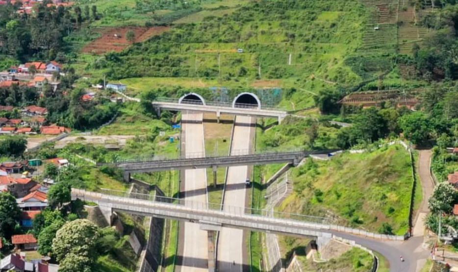 Ilustrasi, Terowongan Jalan Tol, terlihat salah satu yang dibangun Kementerian PUPR di ruas Tol Cileunyi-Sumedang-Dawuan (Cisumdawu) dengan panjang 472 meter dan diameter 14 meter.