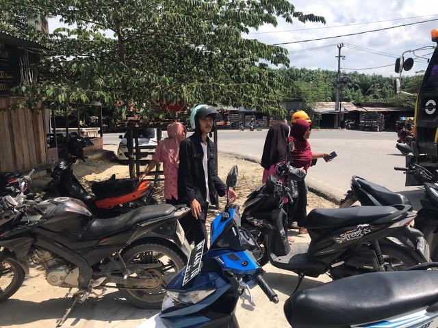 Warga memberikan pertolongan kepada Fita Utami yang menjadi korban begal di Jalan Lintas Timur Simpak Perak Pangkalan Kerinci tak jauh dari Pos Lantas, Rabu (25/7/2023) siang.