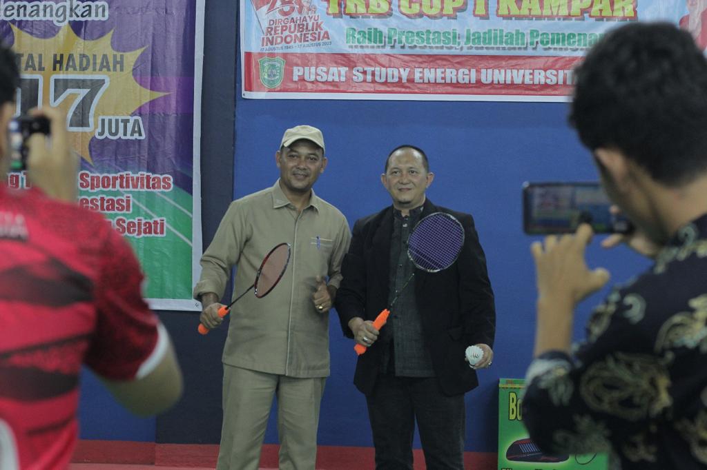 Ketua DPRD Kampar Muhammad Faisal ST (kiri) dan Owner GOR Tambang Riau Bertuah Dike Fitriansyah Putra, MSc, MBA (kanan) saat pembukaan Turnamen Badminton TRB Cup 1 Kampar di GOR Tambang Riau Bertuah Sungai Pinang, Senin (31/7/2023).