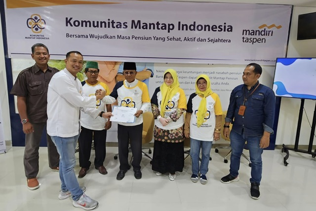 Kepala Cabang PT Bank Mandiri Taspen Pekanbaru Wiwit Setiawan (dua kiri) bersalaman dengan salah seorang pensiunan yang merupakan nasabah Bank Mantap usai pembentukan Komunitas Mantap Indonesia (KMI), di Pekanbaru.