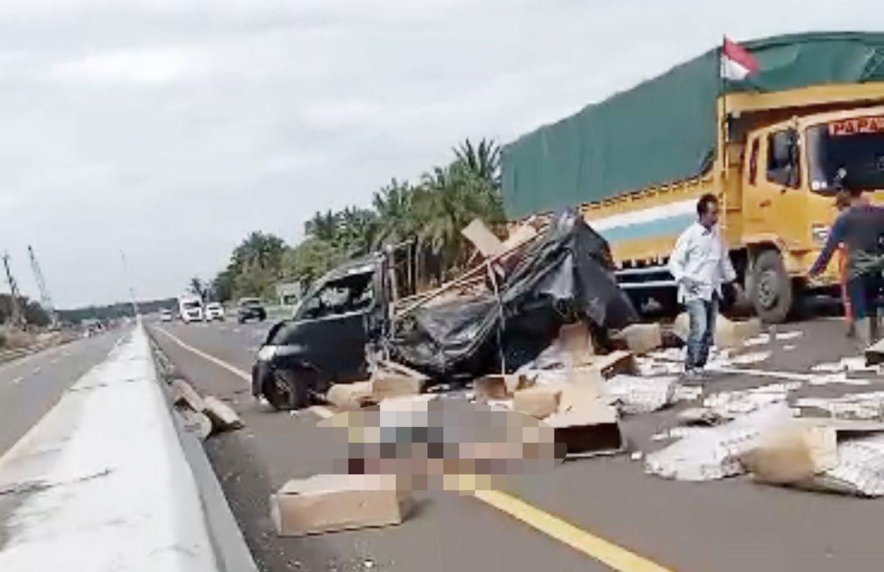 Sesaat setelah kecelakaan lalu lintas mobil pick up terguling di Km87 Tol Pekanbaru-Dumai, Rabu (2/8/2023) pagi.