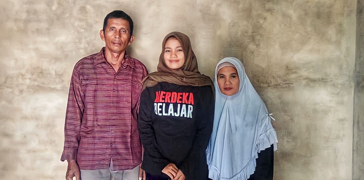 Nuraini bersama keluarganya, anak seorang nelayan Sungai Rokan asal SMAN 8 Mandau ini berhasil meraih beasiswa prestasi PHR ke Universitas Pertamina.