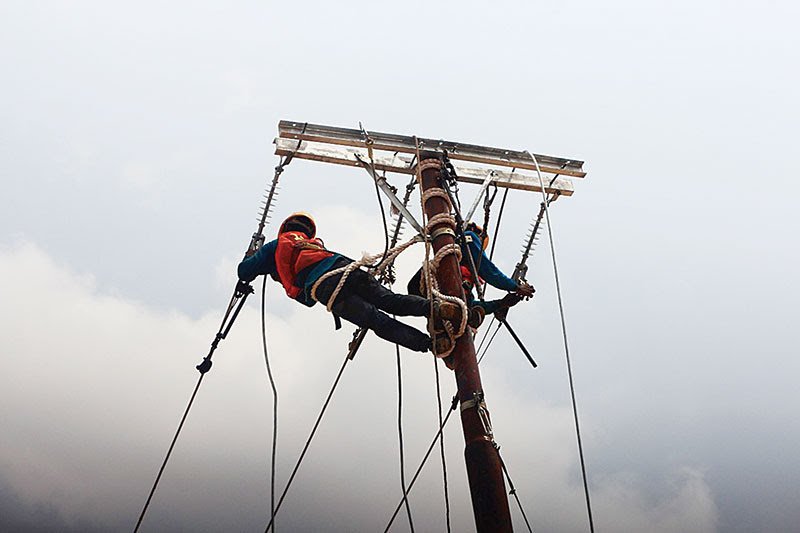 Petugas PLN sedang melakukan pemeliharaan jaringan.
