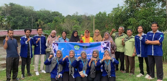 Dosen pembimbing bersama mahasiswa KKN Terintegrasi Fakultas Perikanan dan Kelautan Unri foto bersama di sela sosialisasi pembuatan pakan ikan dengan menggunakan limbah cangkang telur, di Rumbai Bukit, Kecamatan Rumbai Barat, Pekanbaru, Kamis (3/8/2023).