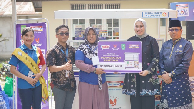 Indomaret menyerahkan bantuan gerobak bagi peserta seminar UMKM Kabupaten Inhu secara simbolis diterima Bupati Inhu Rezita Meylani.