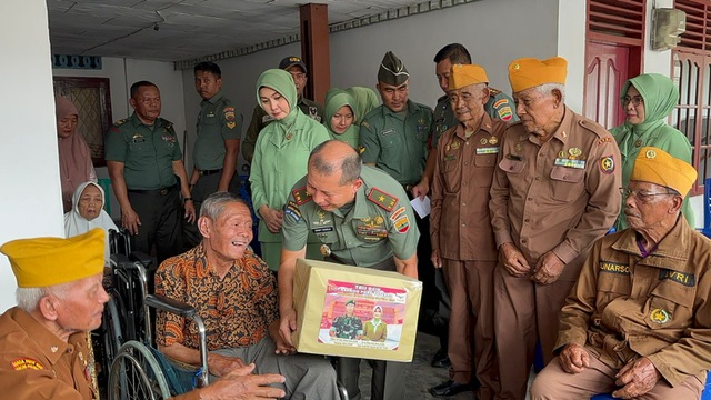 Danrem 031/WB Brigjen TNI Dany Rakca Andalasawan menyerahkan bantuan kepada veteran yang tergabung kedalam Legiun Veteran Republik Indonesia (LVRI) jelang hari jadi Kemerdekaan RI ke-78 di Pekanbaru, Rabu (16/8/2023).
