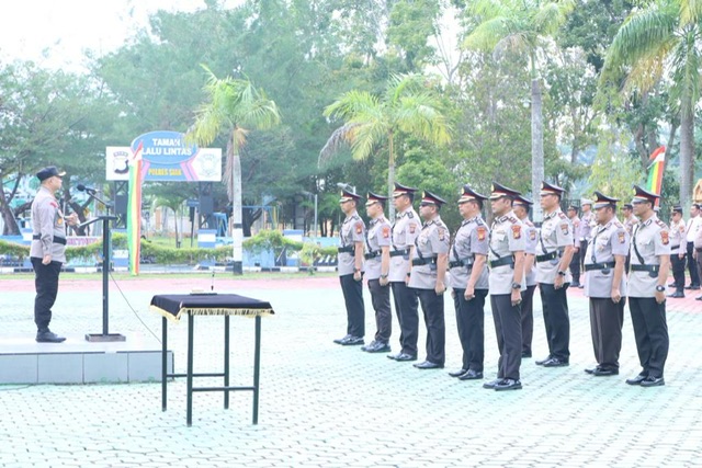 Kapolres Siak AKBP Asep Sujarwadi memimpin serah terima jabatan (sertijab) Wakapolres,dua Kabag dan Tiga Kapolsek jajaran Polres Siak di halaman Mapolres Siak, Rabu (16/8/2023).