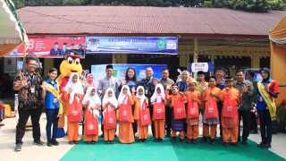Foto bersama usai penyerahterimaan bantuan beasiswa dan renovasi sekolah dalam program Indomaret Peduli Berbagi bekerjasama dengan Sarihusada dan Pemkab Inhu di SDN 031 Sungai Guntung Hilir, Rengat, Inhu, Jumat (11/8/2023).