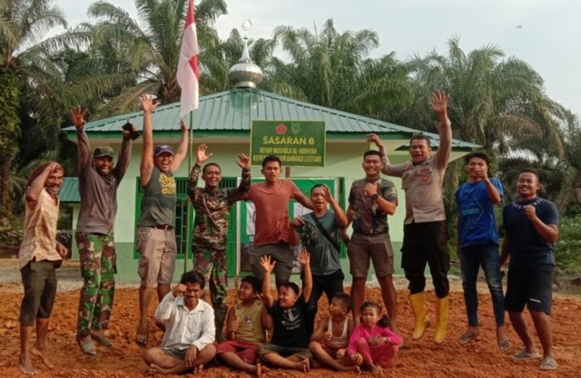 Sejumlah personil TNI, polisi dan warga meloncat girang usai menuntaskan pembangunan musala Al Hidayah yang merupakan salah satu sasaran kegiatan non fisik TMMD ke-117 Kodim 0321/Rohil yang terletak di Dusun Bourtrem Jaya RT 025/RW 011 Kepenghuluan Bangko