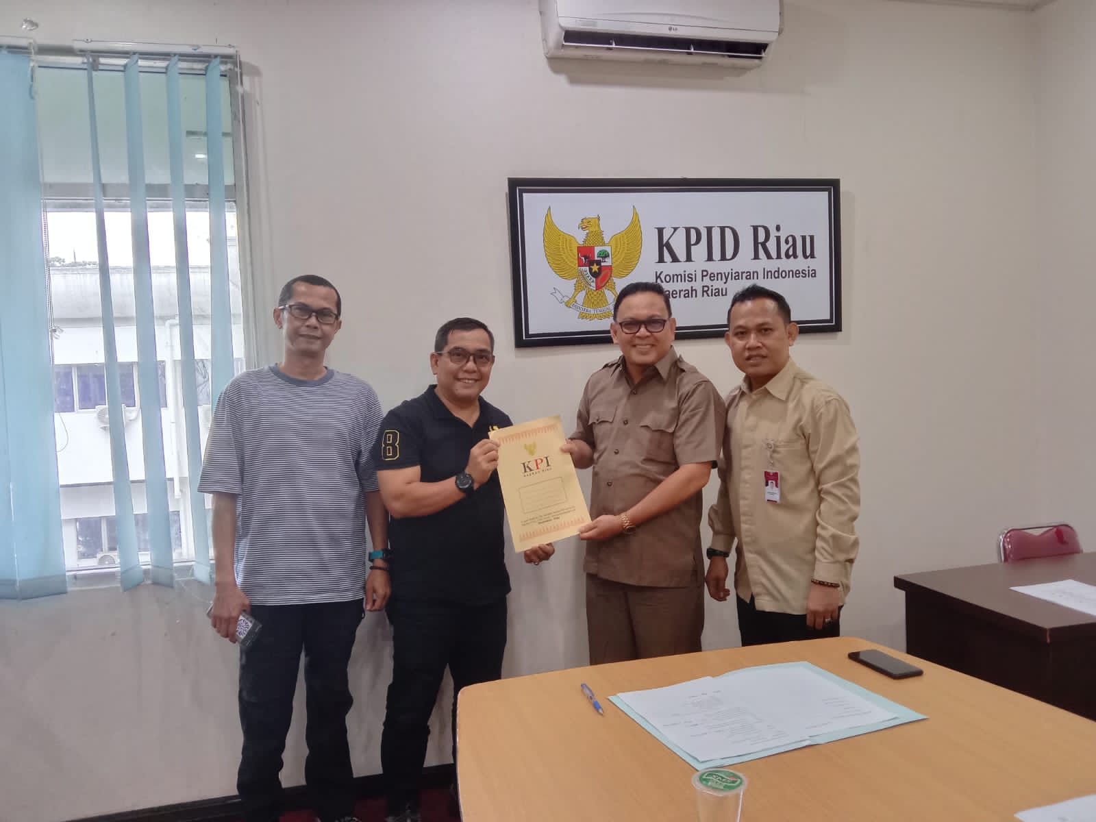 Komisioner KPID Riau menyerahkan undangan kepada salah satu peraih nominator jelang KPID Award 2023 yang bakal digelar, Ahad (20/8/2023).
