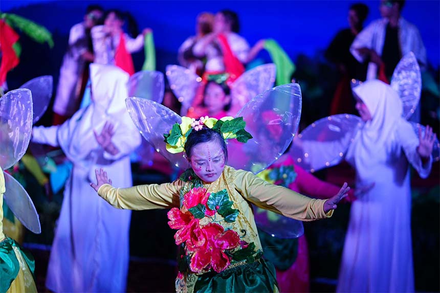 Penampilan Drama musikal yang ditampilkan oleh siswa bertalenta khusus pada ajang kreasi sempena HUT Spesial olympics Indonesia (SOINA) ke 34 di Ballroom Menara Dang Merdu Bank Riau Kepri Syariah, Pekanbaru, Sabtu (19/8/2023)