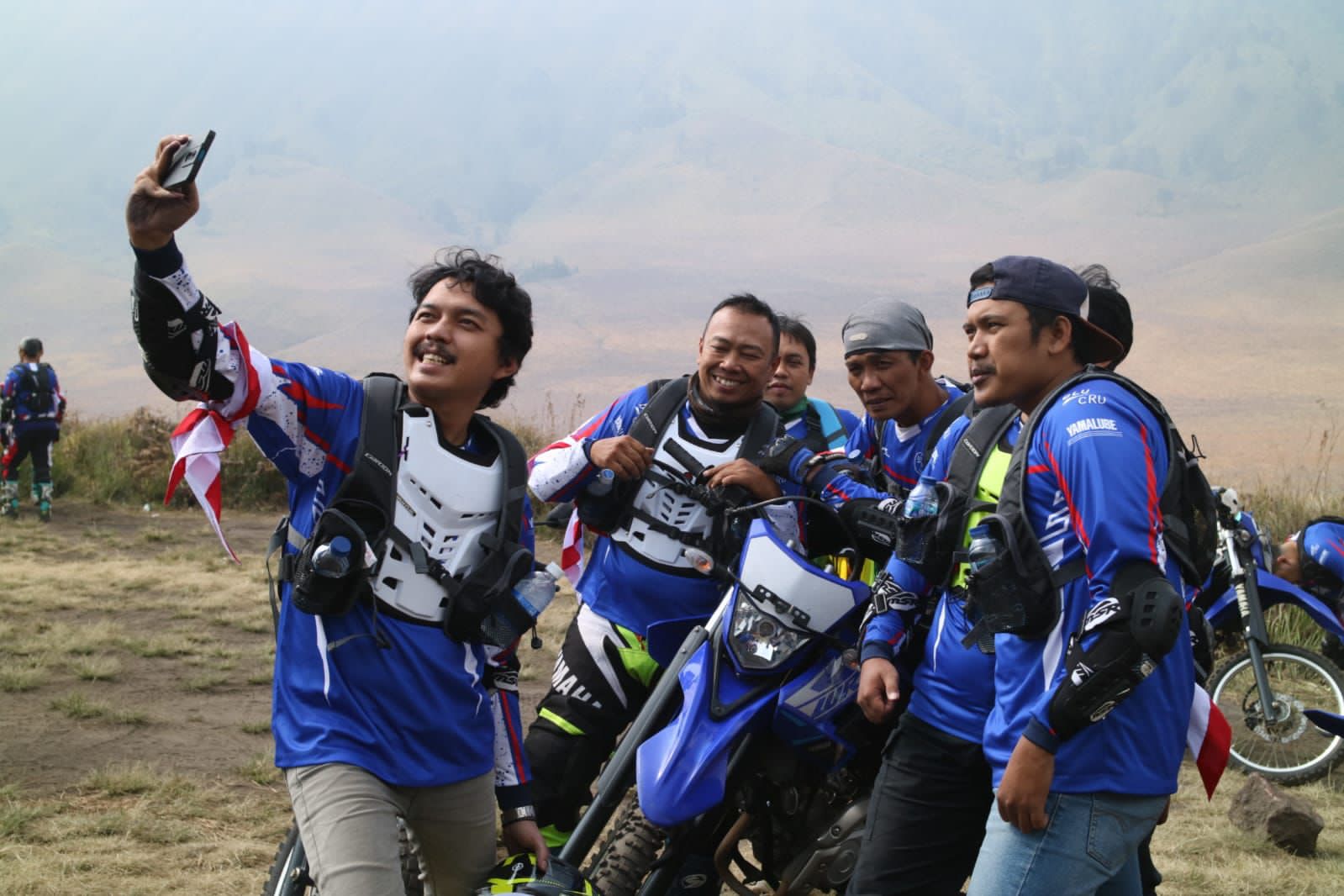 Peserta bLU cRU Adventure Ride yang membuktikan ketangguhan Yamaha WR 155 R di sela mengeksplorasi Taman Nasional Bromo Tengger Semeru pada momen kemerdekaan, 17-18 Agustus 2023.