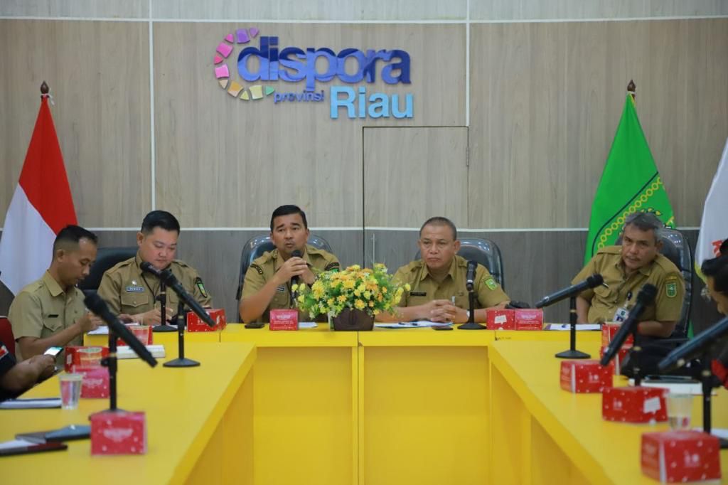 Kadispora Riau H Boby Rachmat SSTP MSi (tiga kiri) didampingi Sekretaris Disproa Riau Rosdi (kanan), Kabid Peningkatan Prestasi Olahraga Dispora Riau Zulkilfi Rahman (dua kanan), Kabid Pembudayaan Prestasi Olahraga Dispora Riau Rinov Eka Mondrie (dua kiri