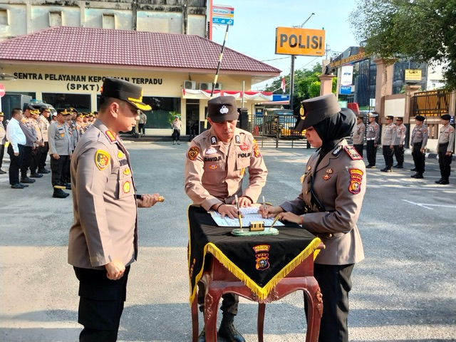 Kapolsek Sektor Kawasan Pelabuhan (SKP) AKP Elva Zilla menandatangani berita acara sertijab disaksikan Kapolresta Pekanbaru Kombes Pol Jefri Ronald Parulian Siagian, di halaman Mapolresta Pekanbaru, Rabu (23/8/2023).